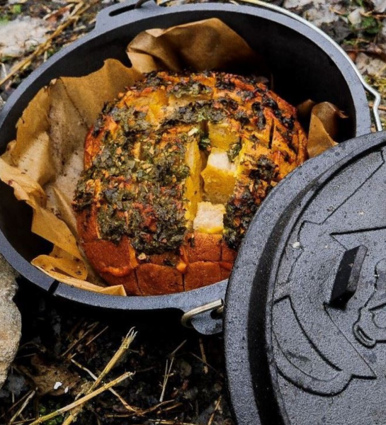 Dutch-Oven-Kraeuterbrot-LAgerfeuer