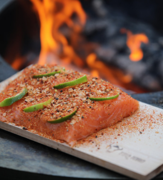 Lachs-von-der-Planke-BBQ-Toro-R-ucherbrett