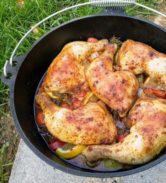 Mediterrane-Haehnchenschenkel-Dutch-Oven-von-BBQ-Toro